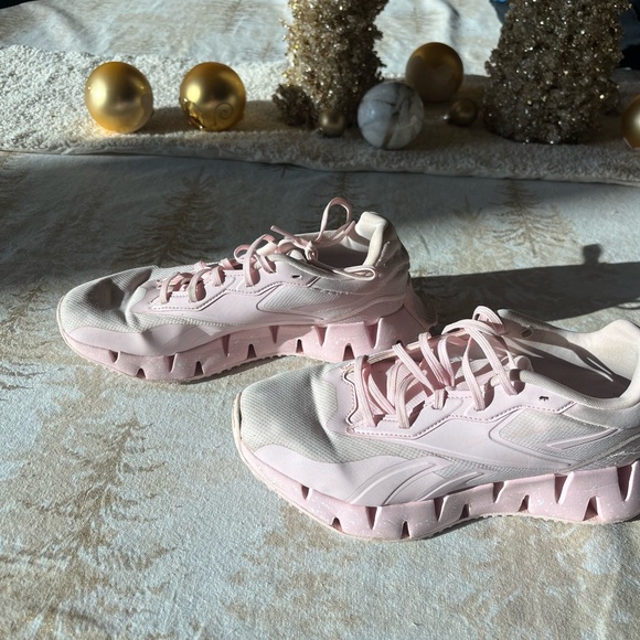 Reebook pink tennis shoes - Picture 4 of 4